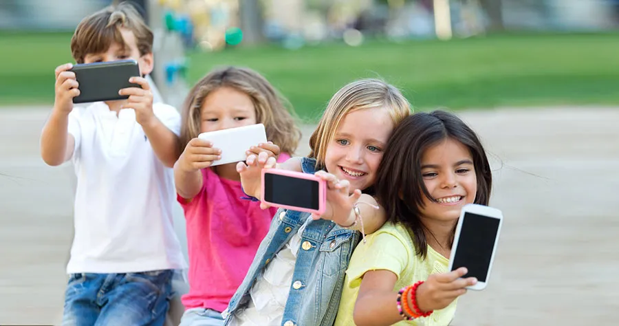 Social Media - Children with smartphones