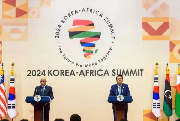 Korea-Africa Summit: South Korean President Yoon Suk Yeol (R) and Mauritanian President Mohamed Ould Ghazouani