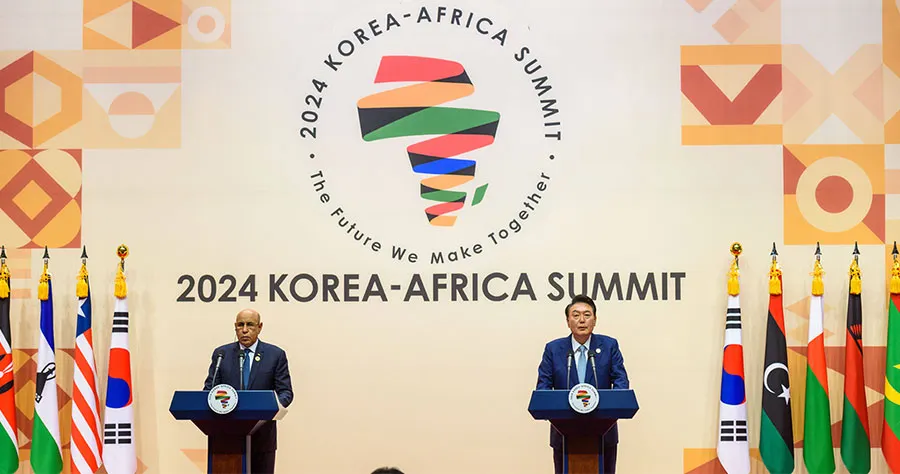 Korea-Africa Summit: South Korean President Yoon Suk Yeol (R) and Mauritanian President Mohamed Ould Ghazouani